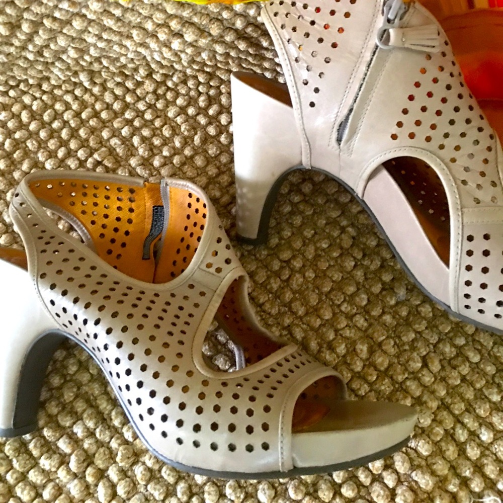 Light tan Tsubo heels.
